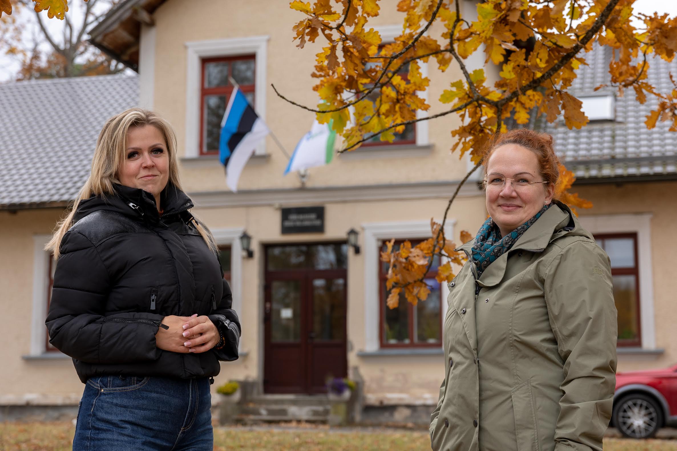 Rõuge valla sotsiaalnõunik Anete Kramp ja abivallavanem Kadri Kangro möönavad, et riigi pandud lisakohustused kurnavad valla rahakotti. Foto: Aigar Nagel